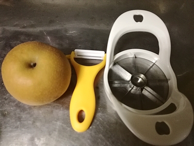ダイソー リンゴカッターで梨を切る